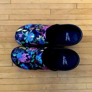 Dansko size 40, worn once in great condition. Fun floral pattern